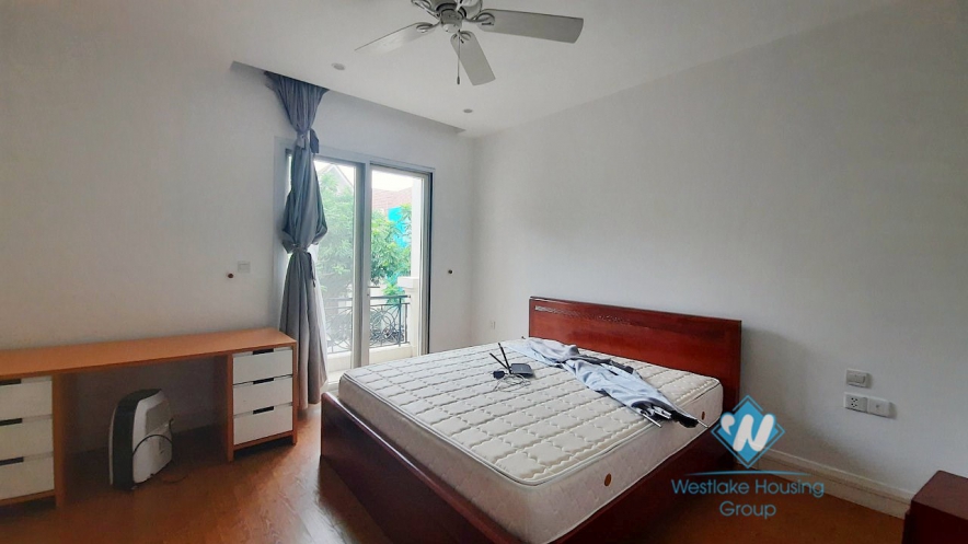 Adjacent four bedroom villas with backyard for rent in Vinhome Riverside Long Bien